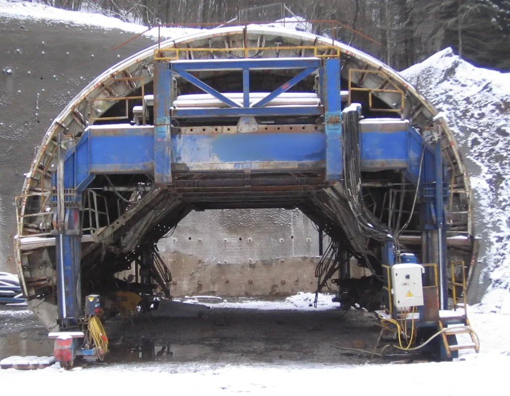 Blauer Gewölbeschalwagen im Tunnel