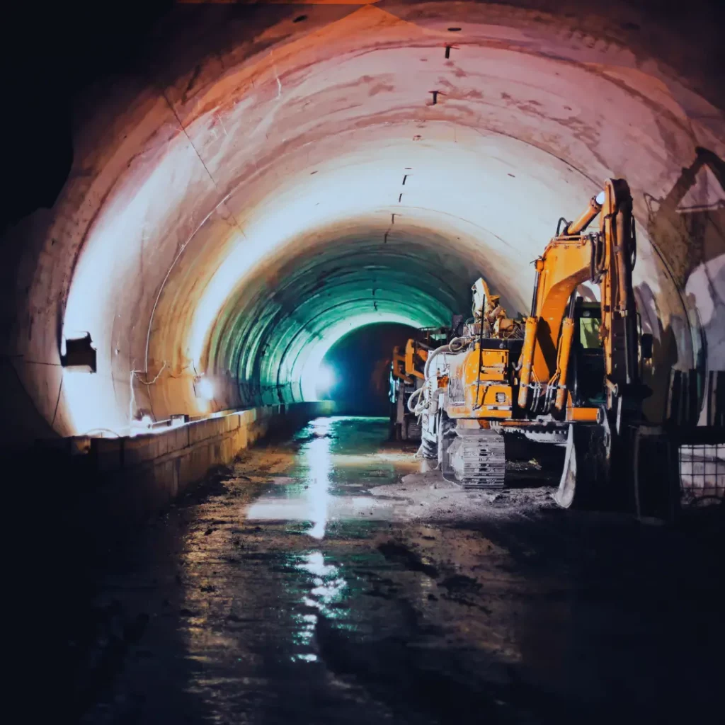 Baustelle im Tunnel mit Baumaschine