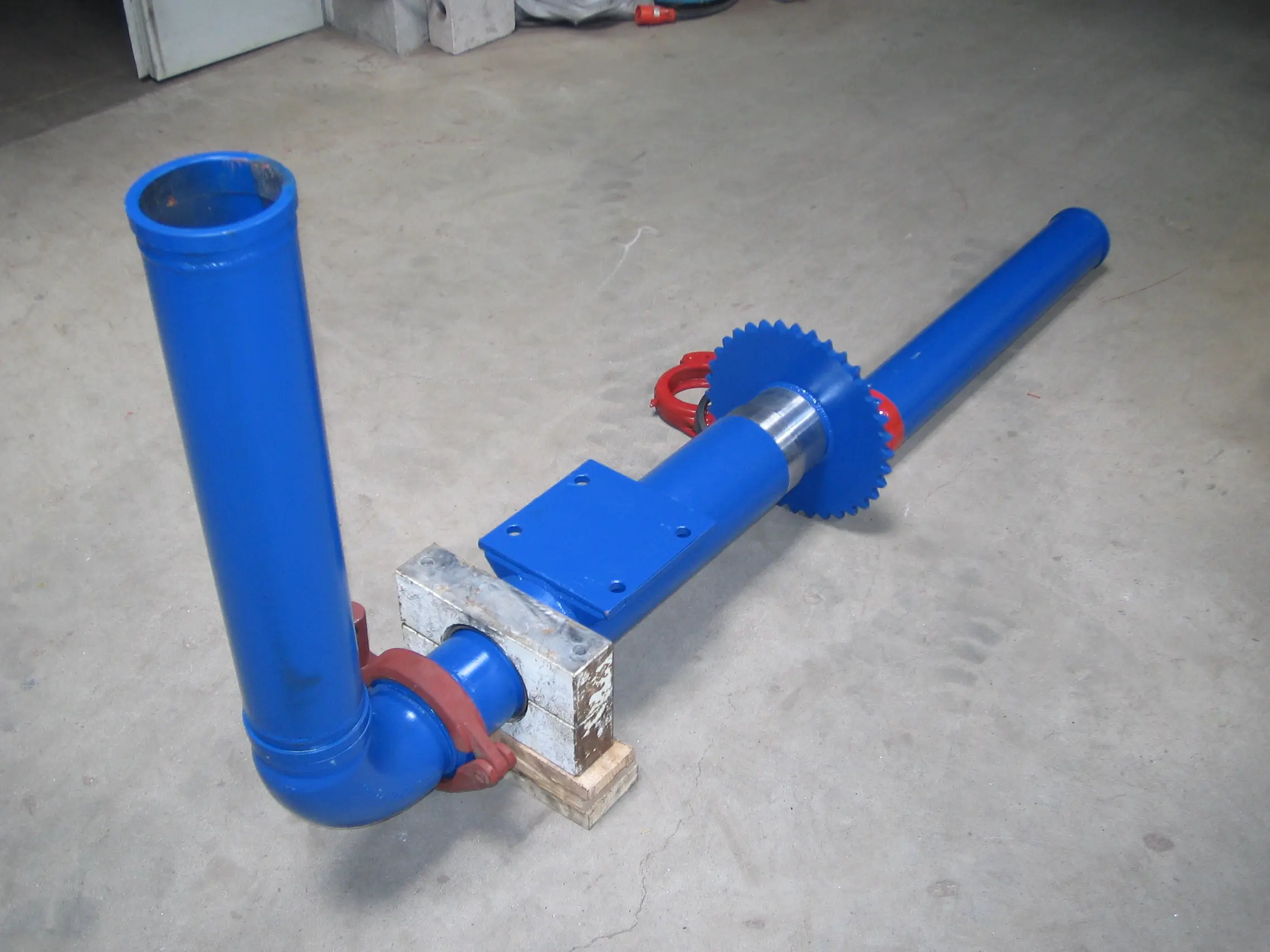 Blaue Hydraulik-Komponente eines Schalwagens