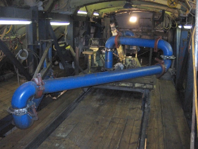 Blaues Rohrleitungssystem im Tunnel