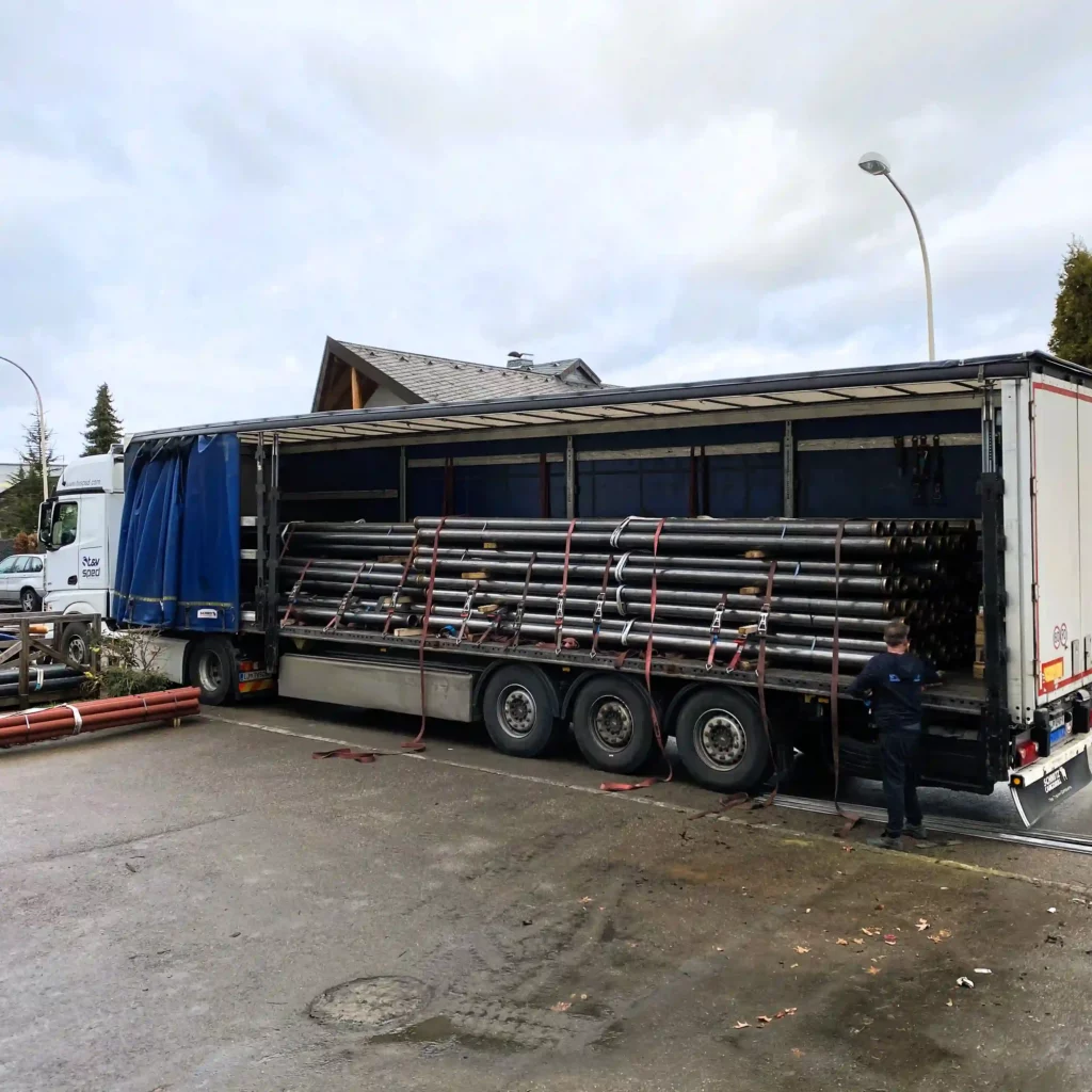 Beladener LKW-Auflieger mit Stahlteilen, bereit zum Versand